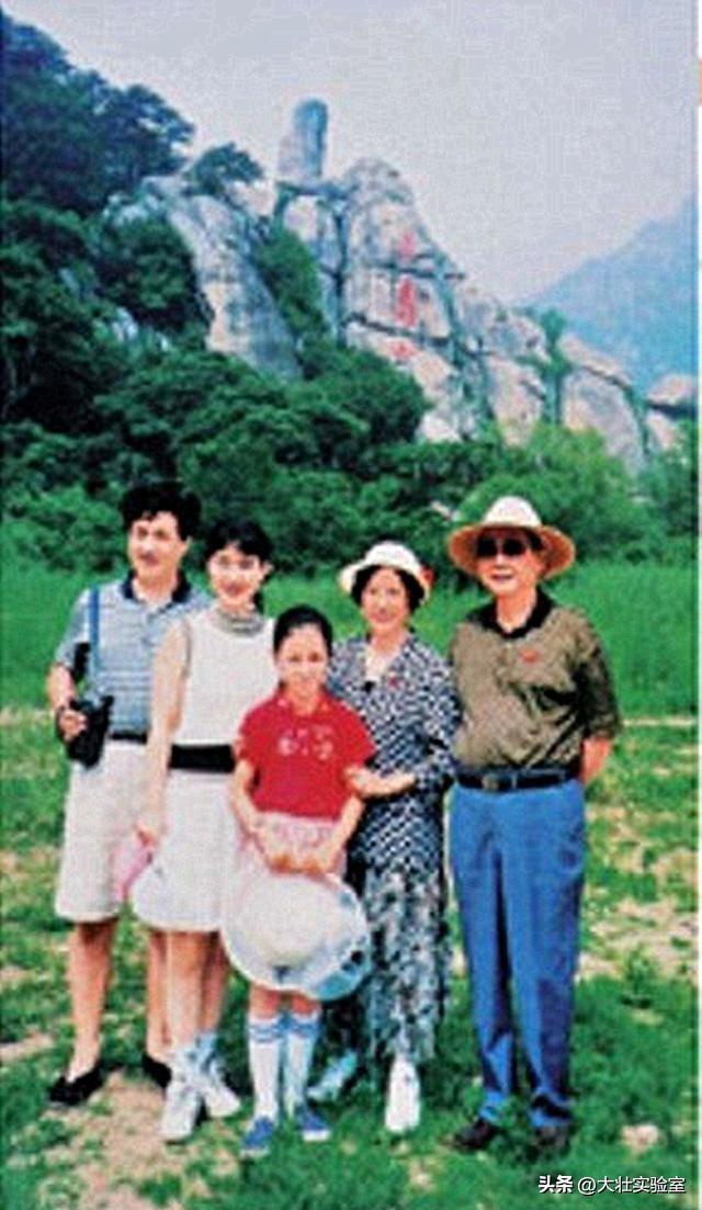 李鹏总理与女儿在一起的罕见留影，笑容灿烂喜笑颜开，温暖又温馨