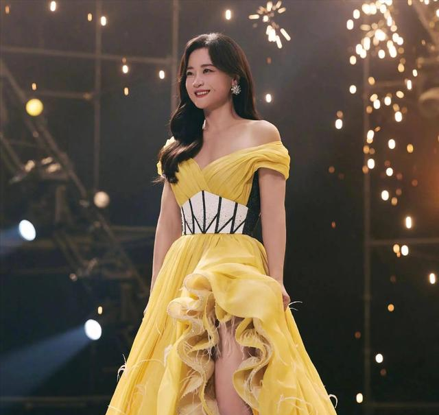 钱赚够了不装了？退出春晚销声匿迹的贾玲，如今下场令人唏嘘