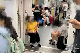 地铁再现“板凳族”，官方：不提倡使用小板凳图片