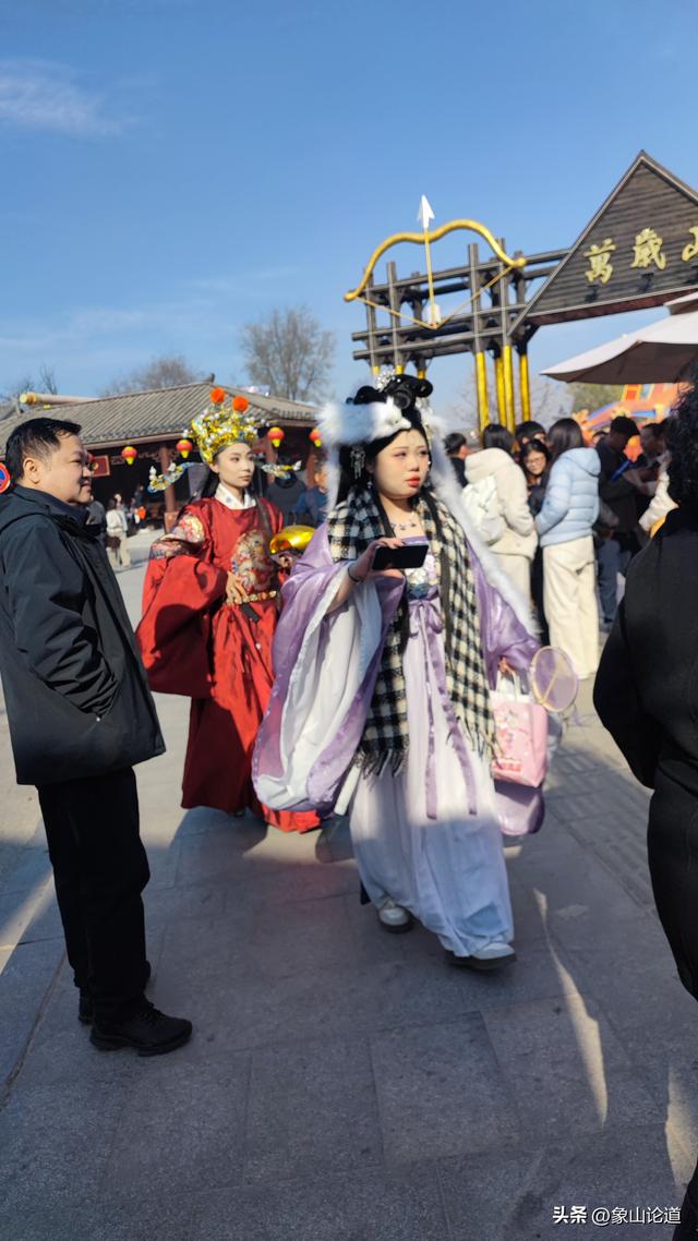 寒冷的冬天挡不住旅客的热情，开封万岁山武侠城客流暴增