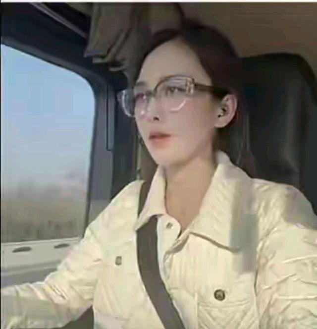 她走了	，路上的新轮胎还没磨花，车还在.