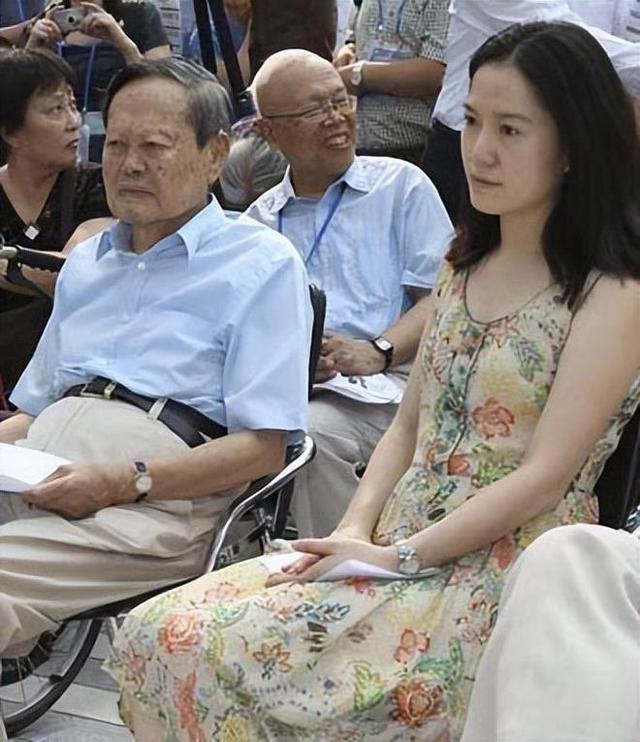 被世人误解的杨振宁，贡献有多大？比肩牛顿，诺奖都不是他的巅峰