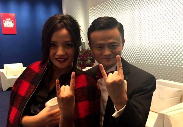 封杀4年后，49岁赵薇又有消息，因胃癌去世传闻5个月前就真相大白