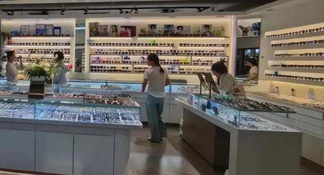 全国眼镜店开始倒闭潮！明明没有电商冲击，为啥还会自己干到黄？