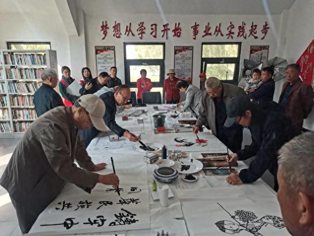 重阳佳节将来临 创作墨宝送老人