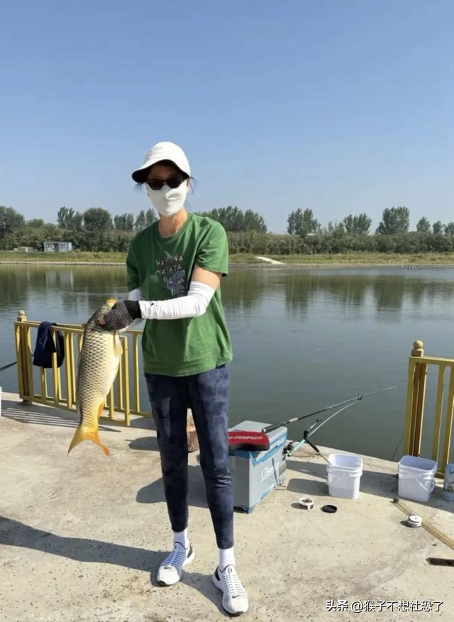 64岁郎平与74岁老公北京钓鱼，钓上来的鱼大得离谱！俩人格外开心