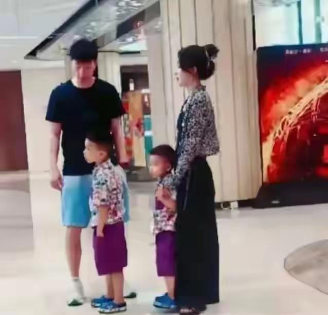 马龙龙嫂凭啥嫁了极品老公？出门负责带娃，和闺蜜聊天他坐旁边等