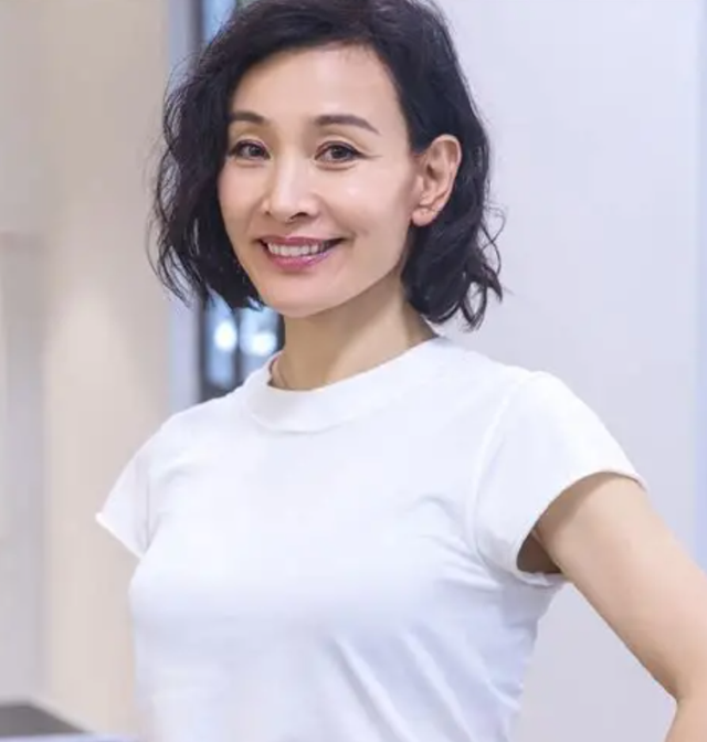 19岁被两名美国医生侵犯，留美43年受尽屈辱，归国后终于尝到甜头