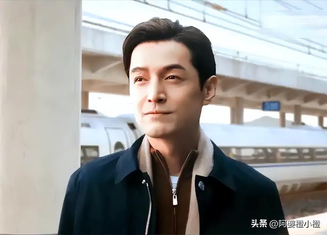胡歌上海买房被偶遇，头顶秃了一大片，老婆黄曦宁陪同，长相普通