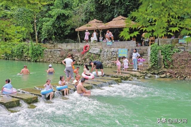 贵州绥阳：避暑游火热“亲水经济”升温