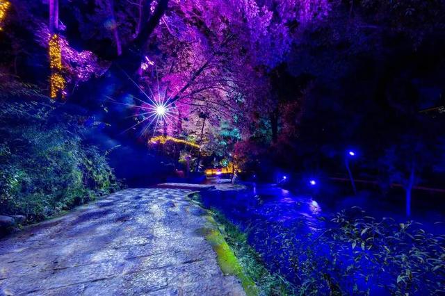 丽江打造夜间经济新圈：黑龙潭-玉河走廊联动，开启“十一”免费沉浸式夜游