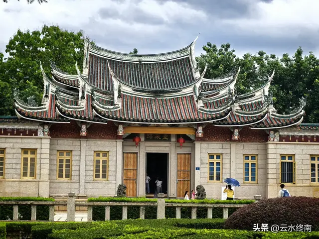 我看到以国家的名义纪念一个人！在一个从小学中学上到大学的村子