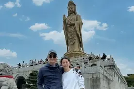 张智霖袁咏仪现身普陀山，才发现他们连续去了十几年 每次都手牵手图片