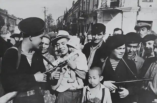 蒋介石在日记里坦言：重庆谈判放走毛泽东，全是因为这两点！