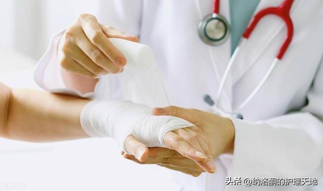 小孩手夹紫了怎么办