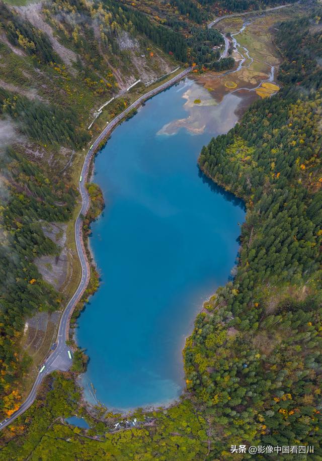 四川阿坝：金秋九寨美如画