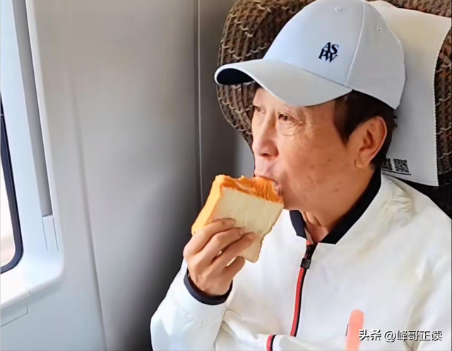 冯巩：与姐姐在大哥家过中秋节，父母不在了，兄弟姐妹感情依旧