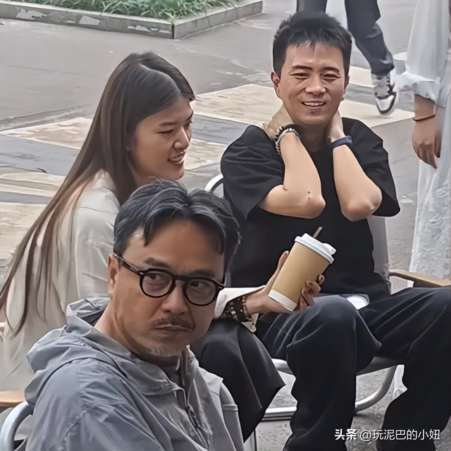 51岁汪涵现状:常年居住在长沙,穿人字拖嚼槟榔,大烟斗不离身