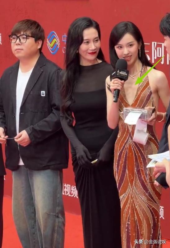 海南红毯好俗，毛晓彤挤出副乳，张萌深V不怕走光，宋茜胸骨凸出