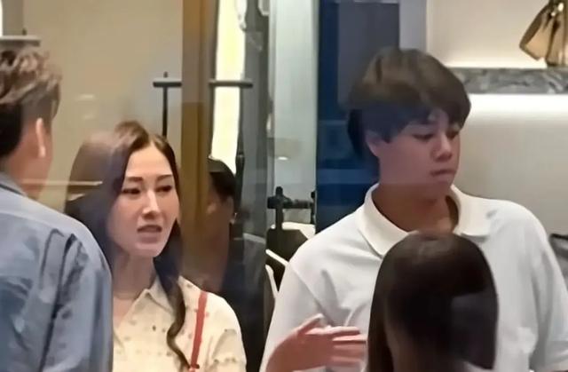李嘉欣带儿子购物！14岁许建彤又高又壮样貌大变，留学后帅气不少