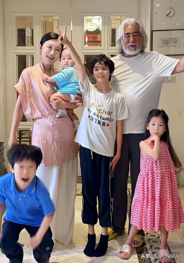 74岁张纪中“服老”了，剃胡须染黑发年轻20岁，和杜星霖更般配