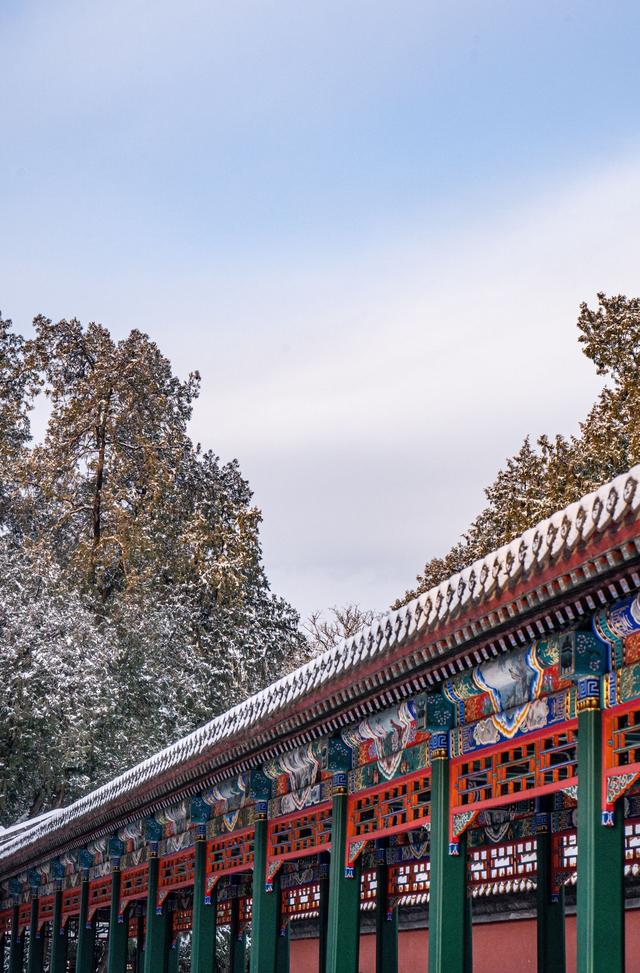 雪落廊桥	，颐和园便成了半白半黛的水墨长卷。