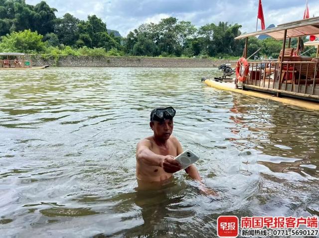 外国游客手机落水，51岁竹筏师傅反复潜水20多次，历时近40分钟找回