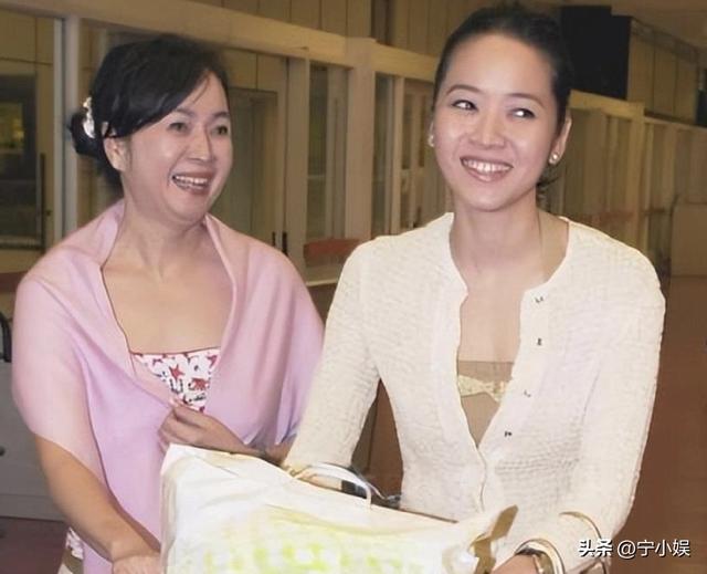 不止翻红！中秋夜央视高调选择谢娜侯佩岑，给娱乐圈好好上了一课