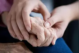 “我做养老经纪人，月入十万”图片