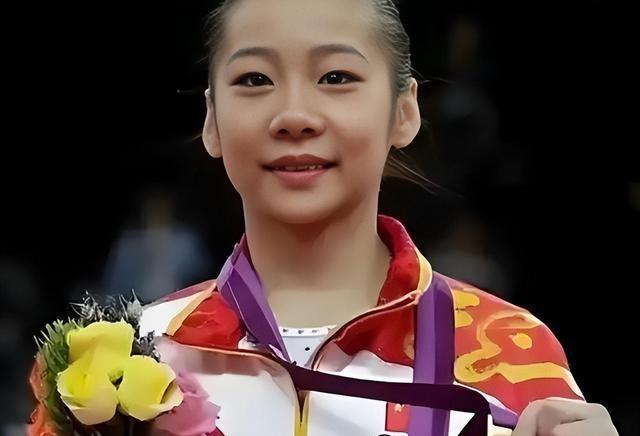 体操冠军邓琳琳，1.37米没人追，退役后身高突增，老公把她宠成宝