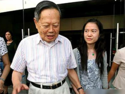 没想到，杨振宁去世后，49岁妻子翁帆	，竟因一个动作实现口碑暴涨