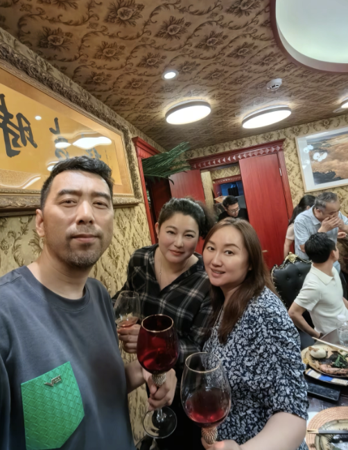 于娜印小天国庆节相聚，昔日女神变成胖大婶，印小天苍老又憔悴