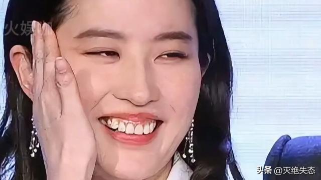 明星去掉滤镜后，秦海璐“秃顶”，刘亦菲牙黄	，宋祖英老到没认出