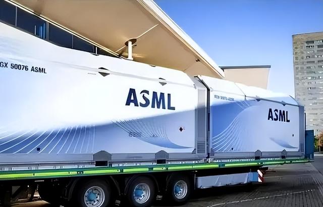 荷兰政府花200亿挽留无效！光刻机巨头ASML为何要从老家搬走？