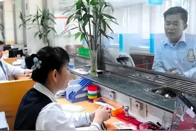 银行终于遇到硬茬了，问取钱干啥用？大哥一句话回怼，太解气了！图片