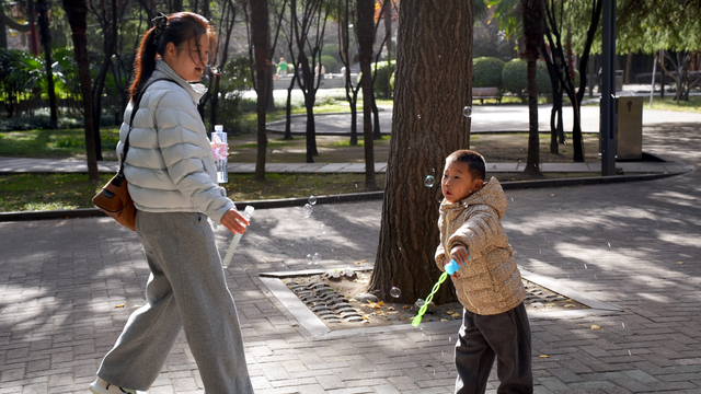 图说｜河南信阳浉河区：冬日暖阳下的浉河公园