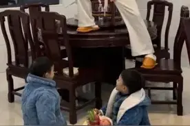 德华带娃图片