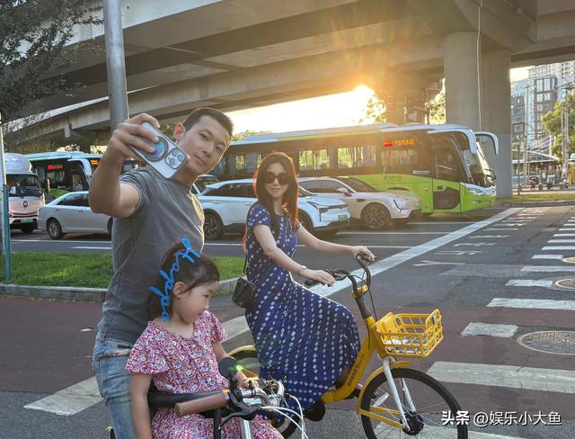 朱珠一家在北京骑自行车，吃爆肚涮羊肉，一家三口好温馨好幸福