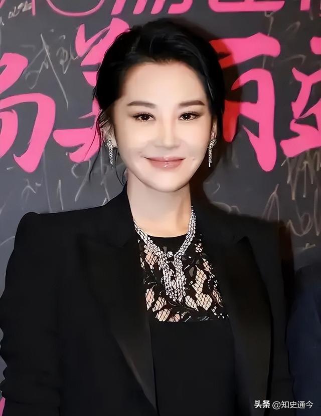 她一生“风流成性，老少通吃”，撩汉无数，为何至今56岁还是单身