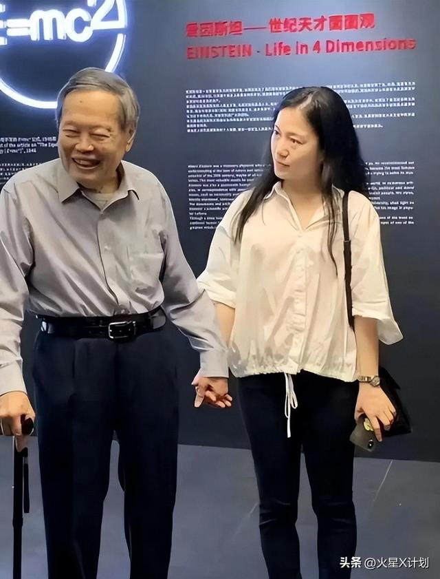 18年，杨振宁儿女从美国来看望父亲与翁帆，一家人在三峡其乐融融