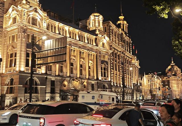 上海外滩近代建筑群夜景，让很多人停下了脚步！
