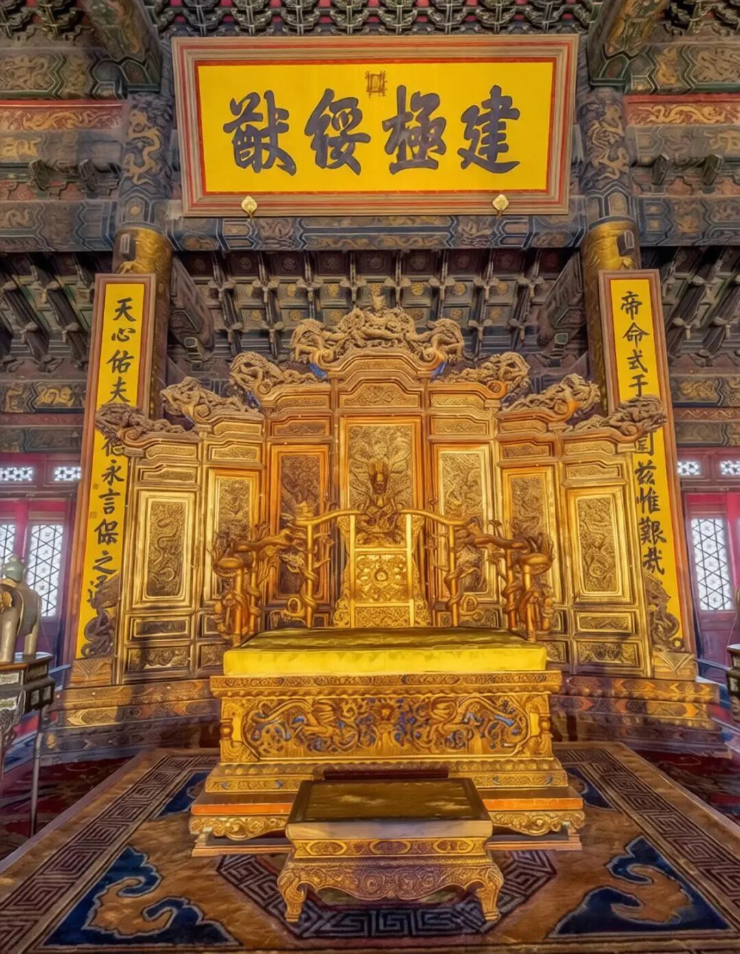 从明式留白到清式满雕,谁定义了真正的东方美学? 从明式留白到清式满雕,谁定义了真正的东方美学?