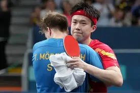 踩拍后又针对国乒？樊振东赛场示意关闪光灯，马龙主副拍交替训练图片