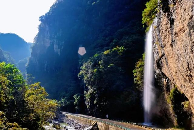 藏不住了！月亮峡的秋