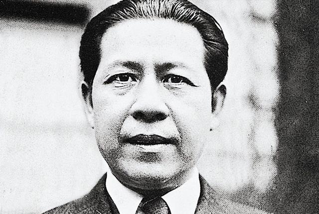 陈赓向主席介绍一人：这我兄弟，毛主席：你可知道他是我什么人？