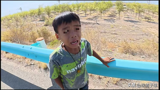 亲爹把儿子扔新疆国道上，妈妈烈日徒步1.5公里寻找，后续很寒心