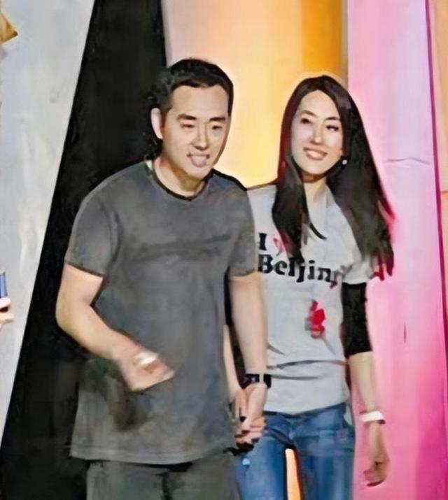 和孔令辉分手12年，被黑人驼肩上的马苏	，终是为她的选择买了单