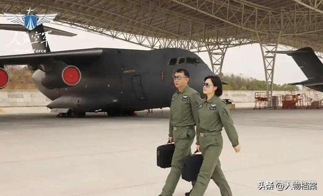 阅兵女机长身份曝光!私生活被扒牺牲太大，老公不简单，央视点名