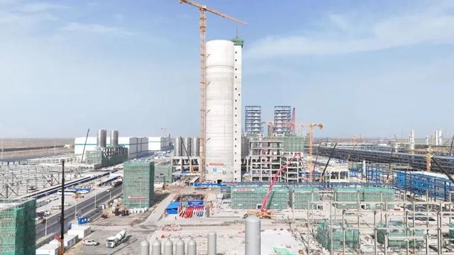 中石油塔石化绿色低碳项目尿素装置造粒塔顺利封顶