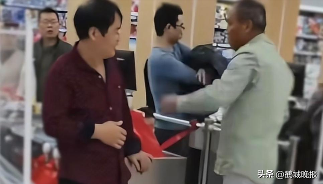 六旬老人超市脱衣证清白，只剩内衣裤时警报仍响，老板身份被扒后和解